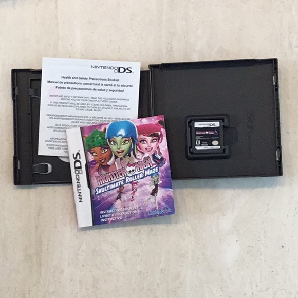 Monster High Skultimate Roller Maze Nintendo DS Game Complete In Box CIB Skating - Picture 3 of 12